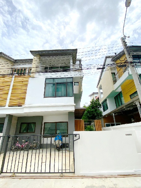 คฤหาสน์หรู แนวตั้งเฟอร์ครบ 3 ชั้น ให้เช่า MRT บางรักใหญ่ 600 ม. พร้อมเฟอร์ 5แอร์ 36 ตร.วา. นานาชาติดีบีเอส 3.7 กม. ตลาดสดท่าอิฐ 1.5 กม.