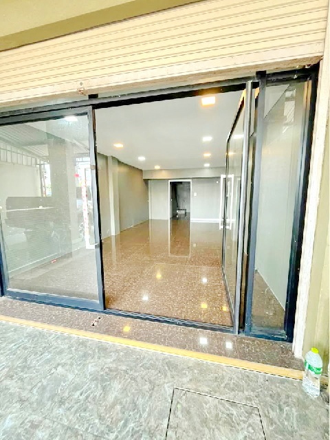 ศาลากลางจังหวัดปทุมธานี1 กม.ตลาดสดปทุมธานี 1 กม.  เช่าอาคารพาณิชย์ 1 คูหา 4 ชั้น MRT รังสิต 6 กม.