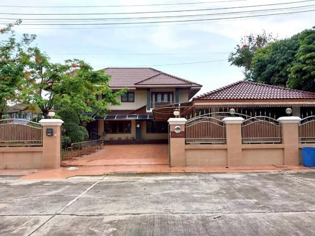 ขายบ้านเดี่ยวหลังใหญ่นาป่าชลบุรี หมู่บ้านสุขประยูรพาร์คนาป่า ขนาด 191 ตารางวา 6 ห้องนอน 5 ห้องน้ำ 