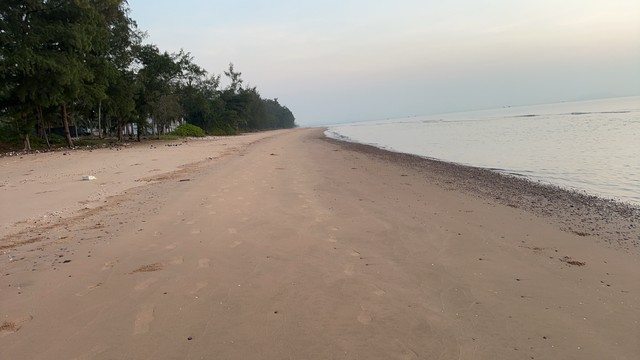 หาที่สวยวิวดีเงื่อนไขสบาย ที่ติดทะเล 2.5 ลบ./ไร่ ฝั่งแดง ผาแดง หายาก ประจวบ บางสะพานน้อย สวยมากแปลงนี้ ขายถูกสุดในย่านนี้ ไร่ละ 2.5 ล้านบาท 