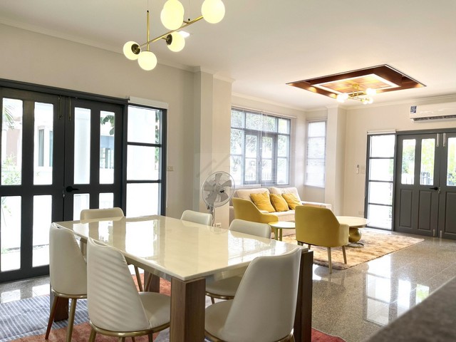 ให้เช่าบ้านเดี่ยว 2 ชั้น 65 ตรว รีโนเวทใหม่ บ้านกรองทอง พัฒนาการ 32 ใกล้ทองหล่อ 5 กม. เหมาะอยู่อาศัยหรือโฮมออฟฟิศ **เลี้ยงสัตว์ได้