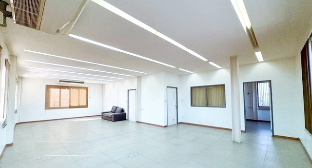 ถ.สุขุมวิท60-68 BTSบางจาก 900ม.หาของกินสะดวก ตลาดบางจาก 1.4 กม. ให้เช่าพื้นที่สำนักงาน ชั้น2-3 112 ตร.ม. เซาธ์อีสบางกอก 2.4 กม.2 แอร์