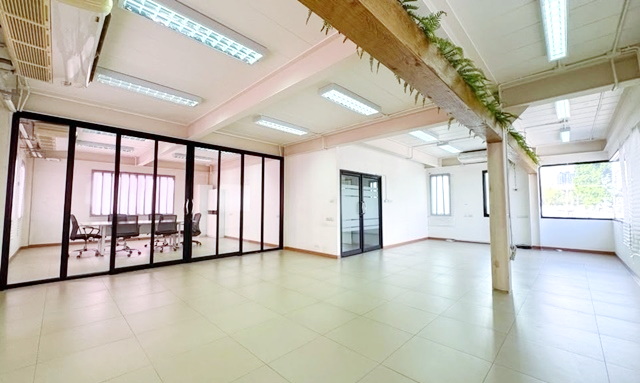 ให้เช่าพื้นที่สำนักงาน ชั้น 2 110 ตร.ม. BTSบางจาก 900ม.100ตร.วา. เซาธ์อีสบางกอก 2.4 กม.2 แอร์ หาของกินสะดวก ตลาดบางจาก 1.4 กม. ถ.สุขุมวิท