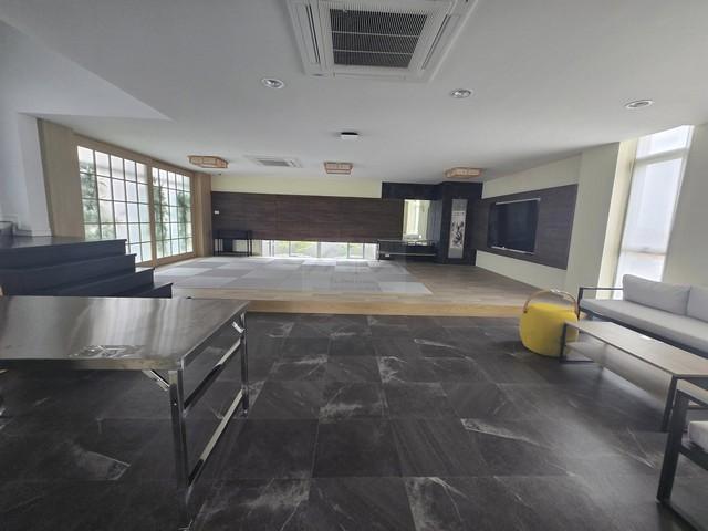 P890 ให้เช่า สำนักงาน 8 ชั้น ดาดฟ้า มีลิฟท์ ซอยศรีนครินทร์ 40 ตรงข้ามซีคอน ใกล้รถไฟฟ้าสายสีเหลือง ขนาด 1,000 ตรม. เดินทางสะดวก เหมาะทำธุรกิจ