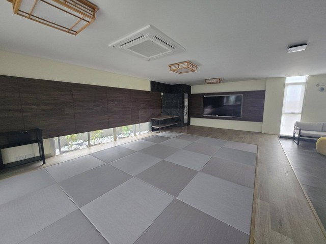 ให้เช่าสำนักงาน 8 ชั้น + ดาดฟ้า มีลิฟท์ ขนาด 1,000 ตรม. ซอยศรีนคริทร์ 40 ตรงข้ามซีคอน ใกล้รถไฟฟ้าสายสีเหลือง