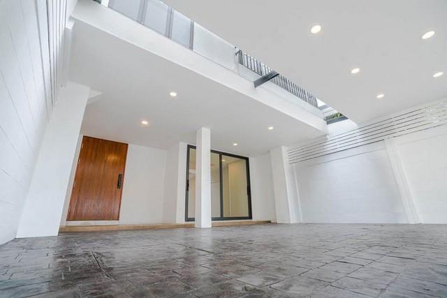 ขายทาวน์เฮ้าส์ 2 ชั้น 33 ตรว. เอกมัย 12 ปรีดีพนมยงค์ 31 ดีไซน์โมเดิร์น พร้อมเข้าอยู่ เดินทางสะดวก ใกล้ทองหล่อ