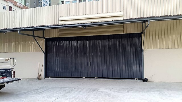 ให้เช่าโกดัง สร้างใหม่ อยู่ถนนนวมินทร์บึงกุ่มกรุงเทพมหานครมีเนื้อที่ 330ตารางวา 