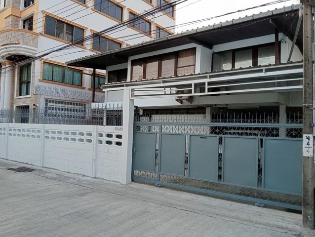 ให้เช่าบ้านเดี่ยว 2 ชั้น 62 ตรว. ซ.ลาดพร้าว 96 อยู่ตรงข้ามบิ๊กซี ใกล้ BTS ลาดพร้าว 83