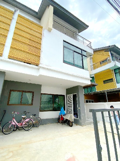 ให้เช่าพร้อมเฟอร์ คฤหาสน์หรู แนวตั้งเฟอร์ครบ 3 ชั้น MRT บางรักใหญ่ 600 ม. ตลาดสดท่าอิฐ 1.5 กม 5แอร์ 37 ตร.วา. นานาชาติดีบีเอส 3.7 กม. 