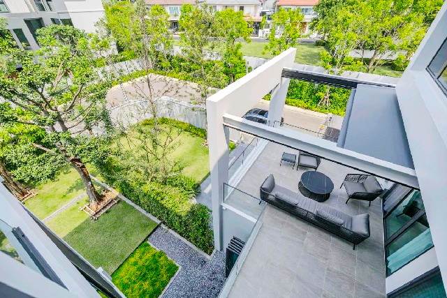 VIVE กรุงเทพกรีฑา MRT ศรีกรีฑา 2.8 กม. 4 นอน 5 น้ำ ให้เช่าบ้านเดี่ยวหรูหรา 3 ชั้นหลังมุม  นานาชาติ Wellington 900 ม. 