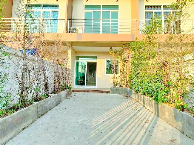 ฟิวเจอร์พาร์ค รังสิต 6 กม.ถ.ปทุมธานี-บางปะหัน นิคมอุตสาหกรรมบางกะดี 2.6 กม. ม.ปทุมธานี 800 ม.2 นอน ทาวน์โฮม 2 ชั้น 