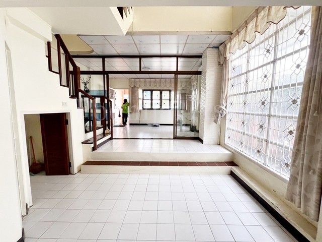 ทาวน์เฮ้าส์ 2 ชั้น หมู่บ้าน นันทนา การ์เด้น 1 (เพชรลดา) หลังมุม ขายถูก