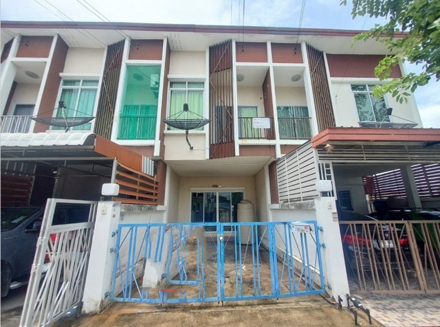 ขายทาวน์เฮ้าส์หมู่บ้านพีรดา ซอยยูงทอง ถ.สุขประยูร ต.ดอนหัวฬ่อ อ.เมือง จ.ชลบุรี