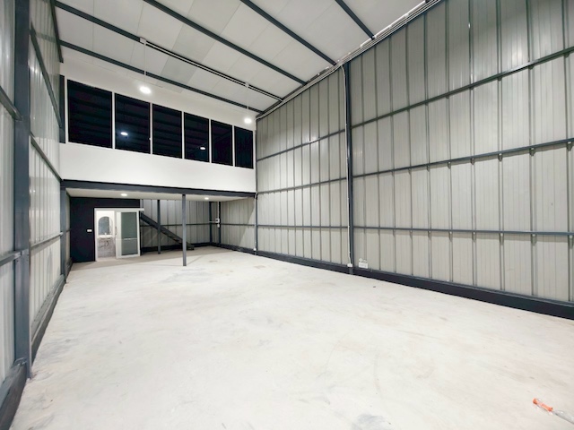 BST892 ให้เช่าโกดัง+ออฟฟิศ สุขุมวิท 93 (ซอยพึ่งมี 1) ติด 7-11 ใกล้ BTS บางจาก เพียง 800 เมตร ว่างพร้อมให้เช่า 5 ห้อง