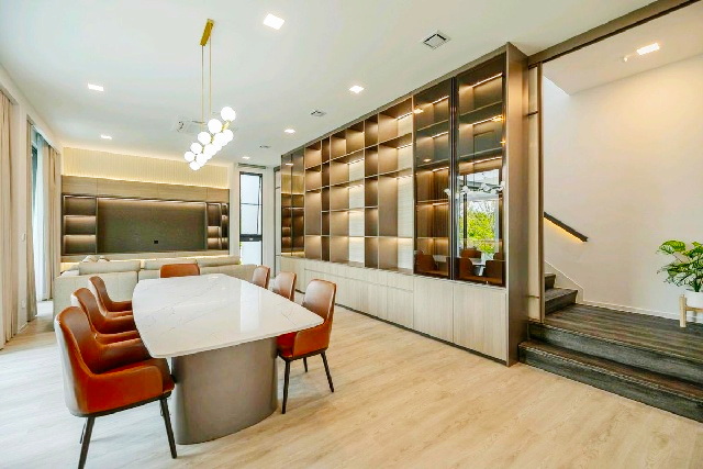 MRT ศรีกรีฑา 2.8 กม. VIVE กรุงเทพกรีฑา 4 นอน 5 น้ำ ให้เช่าบ้านเดี่ยวหรูหรา 3 ชั้นหลังมุม  นานาชาติ Wellington 900 ม.