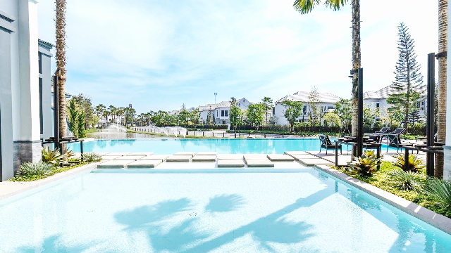 รร.นานาชาติแอสคอต 800 ม. นันทวัน พระราม 9 กรุงเทพกรีฑาตัดใหม่ ให้เช่าบ้านมุมหรูหรา 2 ชั้น  106 ตร.วา. 302 ตร.ม.4 นอน 5 น้ำ กลิ่นอายฝรั่งเศส