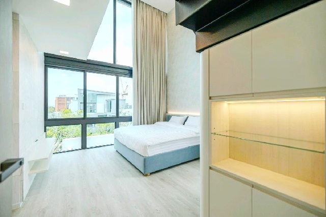 VIVE กรุงเทพกรีฑา ให้เช่าบ้านเดี่ยวหรูหรา 3 ชั้นหลังมุม  นานาชาติ Wellington 900 ม.MRT ศรีกรีฑา 2.8 กม. 4 นอน 5 น้ำ