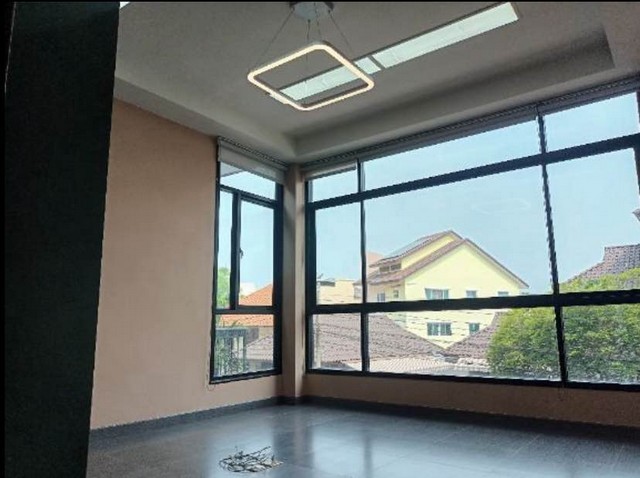 ให้เช่าอาคารพาณิชย์ ซอยสุขุมวิท71ปรีดีย์พนมยงค์14 ย่านพระโขนง    3 ชั้น มีลิฟท์โดยสาร