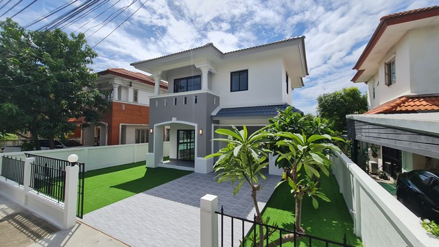 ริชชี่วิลล์ บางบัวทอง  บ้านเดี่ยวทำเลดี ติดถนนใหญ่ เป็นเส้นทางหลักเดินทางสะดวกสบายด้วยระบบขนส่งสาธารณะ อาทิ สถานีรถไฟฟ้าสายสีม่วง