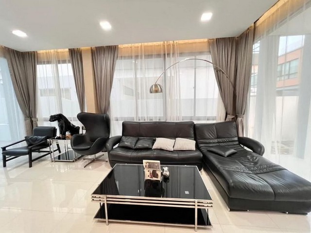 ให้เช่าพูลวิลล่าหรูใจกลางเมือง สไตล์โมเดิร์น โซนช้างเผือก