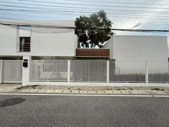 บ้านเดี่ยว สไตล์มินิมอล พร้อมดาดฟ้า น้ำไม่ท่วม บ่อสร้าง สันกำแพง