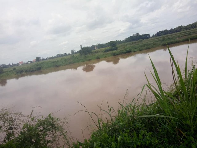 หาที่สวยวิวดีเงื่อนไขสบาย ขายที่สวยติดแม่น้ำน่าน ชุมแสง  จ.นครสวรรค์ 300000 บาท.วิวแม่น้ำเกษตรดีงามสวยสมบูรณ์