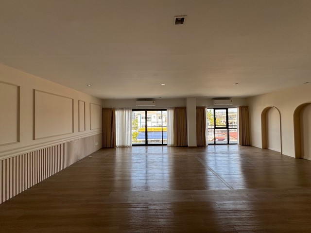 ให้เช่าอาคาร 3 ชั้น 10 ห้องทำงาน 2 ห้องโถง  6 ห้องน้ำ ตรงข้ามเดอะไนน์ พระราม 9