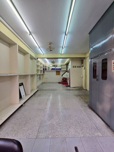 ให้เช่าตึกแถว 5 ชั้น ถ.มหาจักร 34 ตร.ว 150 ตร.ม 5ห้อง 1 น้ำตกแต่งทาสีใหม่ ใกล้ MRT สามยอด หรือวัดมังกร ถนนมหาจักร เช่าเพียง 50000บาท/เดือน