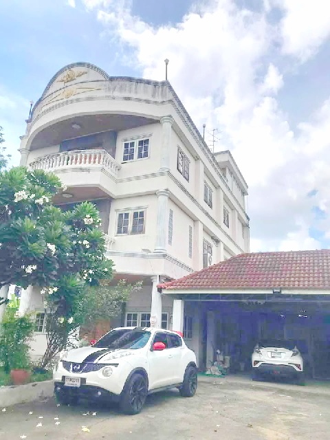 แฟชั่น 1.6กม.ขาย ให้เช่า บ้านหลังใหญ่ 3.5ชั้น 4นอน 4น้ำ มีสนามหญ้าหน้าบ้าน 178 ตร.วา.720 ตร.ม.  MRT คู้บอน 900 ม.ถ.รามอินทรา คู้บอน