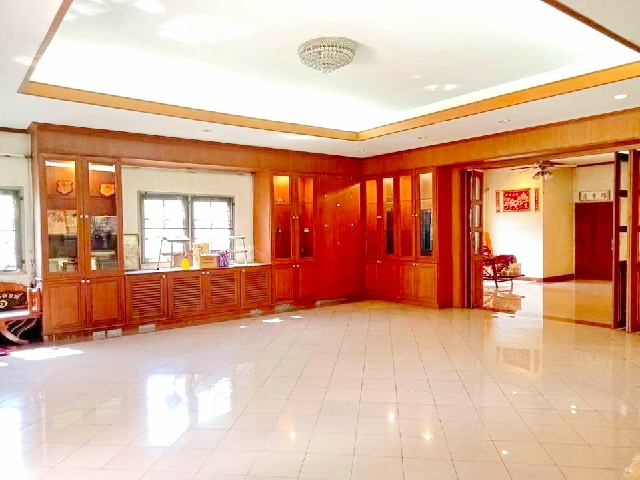 แฟชั่น 1.6กม.ขาย ให้เช่า บ้านหลังใหญ่ 3.5ชั้น 4นอน 4น้ำ มีสนามหญ้าหน้าบ้าน 178 ตร.วา.720 ตร.ม.  MRT คู้บอน 900 ม.ถ.รามอินทรา คู้บอน