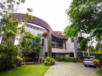 บ้านหรูสไตล์โมเดิร์นลอฟต์ ติดคลอง  3 ไร่ พร้อมสระว่ายน้ำ โซล่าเซลล์ ใกล้ตลาดน้ำอัมพวา ทำเลเงียบสงบ เหมาะสำหรับบ้านพักตากอากาศ