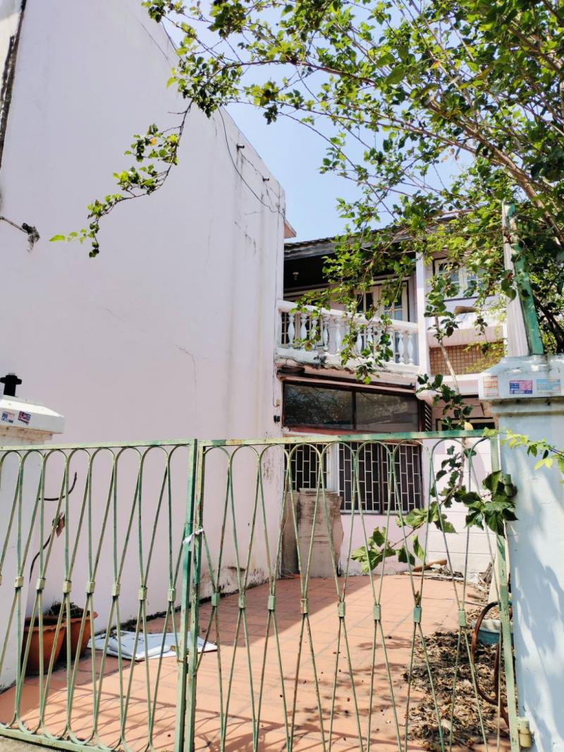 ขายบ้านหมู่บ้านราชาวิลล่า 2   2 ชั้น โชคชัย 4 แยก 64  43 ตร.ว.