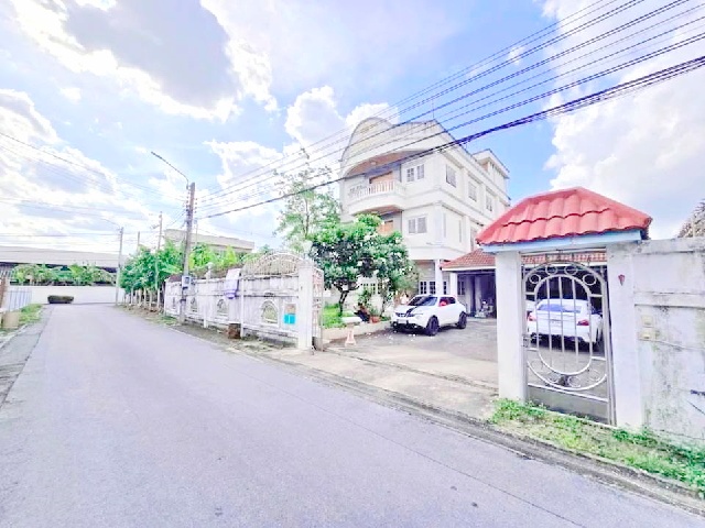 แฟชั่น 1.6กม.ขาย MRT คู้บอน 900 ม.ถ.รามอินทรา  ให้เช่า บ้านหลังใหญ่ 3.5ชั้น 4นอน 4น้ำ มีสนามหญ้าหน้าบ้าน 178 ตร.วา.720 ตร.ม.  