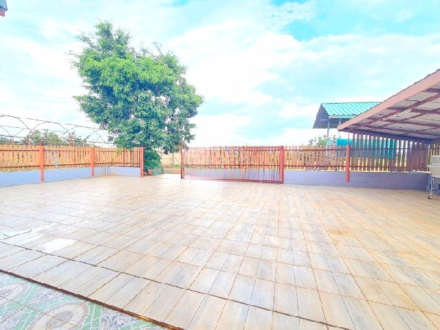 ตลาดไนท์ปากช่อง 5.9 กม. บิ๊กซี โลตัส ปากช่อง 5.9กม. ให้เช่าบ้านไร่องุ่น 2ชั้น 152ตร.วา. 302ตร.ม. 3 นอน 3 น้ำ ทองสมบูรณ์คลับ 2.49กม.