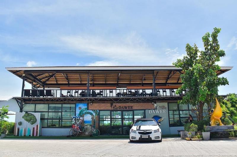 Dawee Cafe & Restaurant บนเนื้อที่กว่า 3.3 ไร่ ใจกลางอำเภอหัวไทร จังหวัดนครศรีธรรมราช! ตั้งอยู่บน ถนนบายพาส นครศรีธรรมราช-สงขลา