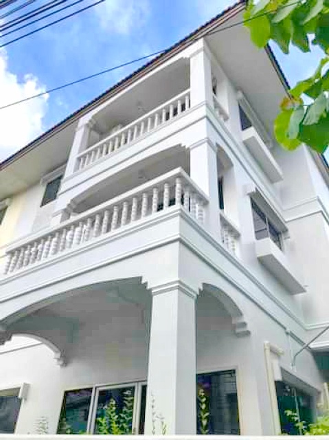 CDC ศรีวรา นวมินทร์ 107-113 รร.นานาชาตินีวา 1.3 กม. 5นอน 5น้ำ โยธินพัฒนา  MRT พหลโยธิน นวมินทร์ 400ม. อาคารพาณิชย์ 3ชั้น 80ตร.วา. 258ตร.ม.