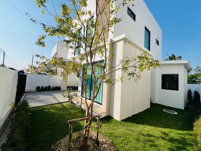 บ้านสร้างใหม่ 2 ชั้น สไตล์โมเดิร์น สวยสะดุดตา ตกแต่งครบ หางดง