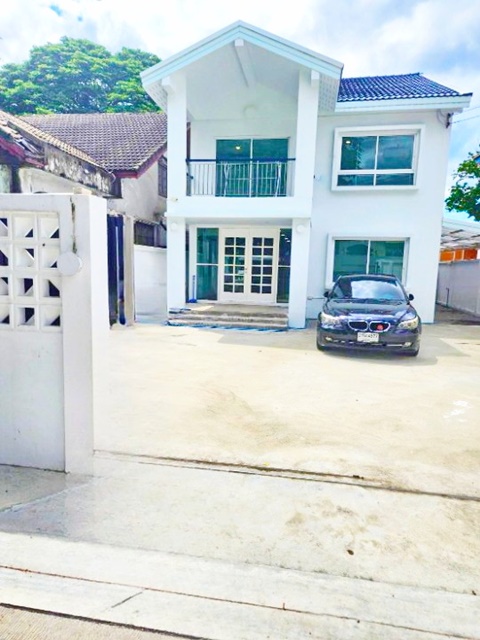 BTS ม.เกษตรศาสตร์ 2กม.เดอะมอลล์ งามวงศ์วาน 1.1 กม. 5แอร์ ให้เช่าบ้านเดี่ยว 2 ชั้น 55ตร.วา.205ตร.ม ม.ธุรกิจบัณฑิตย์ 1.9กม. 3 นอน ลาดพร้าว