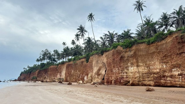 ตุนทรัพย์เก็บขายเก็งกำไร   ที่ติดทะเล ฝั่งแดง ขายราคาไร่ล่ะ 3 ล้านบาท โฉนดครุฑแดง พร้อมโอน