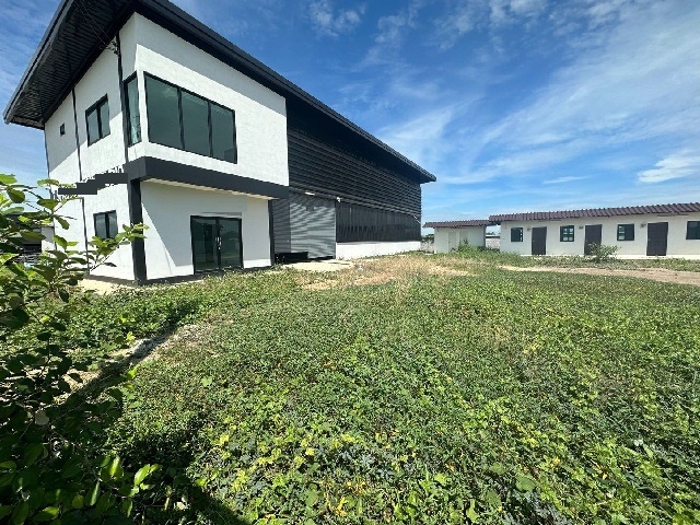 ให้เช่าโกดังพร้อมที่ดิน 1 ไร่ ถ.ปทุมธานี-บางเลน ลาดหลุมแก้ว  9 นอน 4 น้ำ วัดบ่อทอง 600 ม. ตลาดลาดหลุมแก้ว 1.2 กม. 