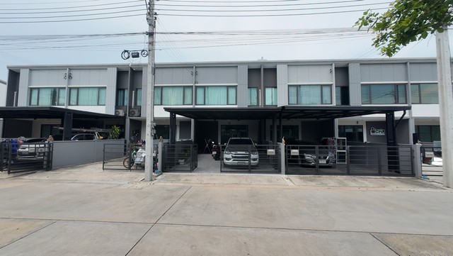 ใกล้รถไฟฟ้าสายสีชมพู พร้อมทางด่วนฉลองรัช พลีโน่ รามอินทรา จตุโชติ ทาวน์เฮาส์ 3 นอน 2 น้ำ หน้ากว้าง 5.2 เมตร  สามารถจอดรถได้ 2 คัน 