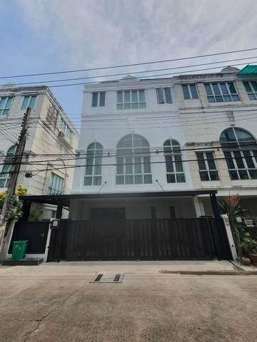 ให้เช่าโฮมออฟฟิต 3.5 ชั้น 240 ตรม. หลังมุม ลาดพร้าววังหิน โชคชัย 4 ใกล้ MRT โชคชัย ( จดทะเบียนได้ )