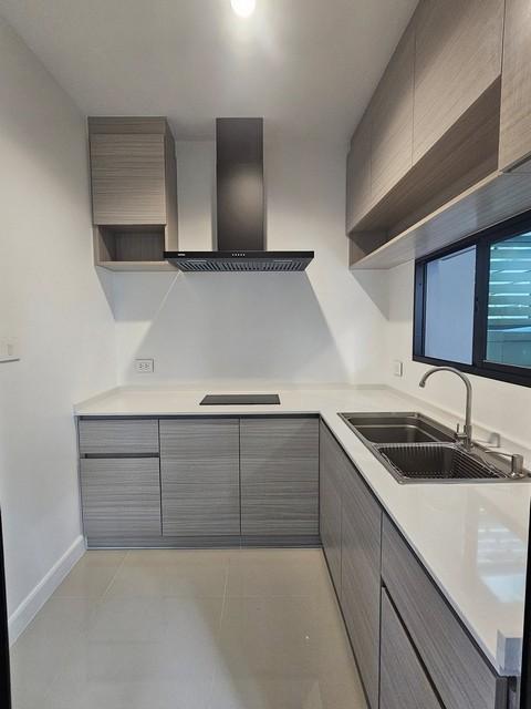 ให้เช่าทาวน์โฮม 4 ชั้นหลังมุม 3 นอน เนอวานา ดีฟายน์ ศรีนครินทร์-พระราม 9 บ้านใหม่ไม่เคยเข้าอยู่ พร้อมเฟอร์นิเจอร์ ติดถนนกรุงเพกรีฑาตัดใหม่