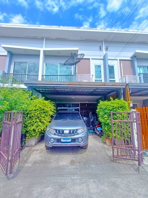 ทาวน์โฮม 2 ชั้น สไตล์โมเดิร์น บรรยากาศ โปร่งโล่ง สบาย 3 นอน 2 น้ำ รร.เตรียมบัณฑิต 2.6 กม. แหล่งชุมชน ช้อปปิ้ง ตลาดลาดสวาย 1.1 กม.