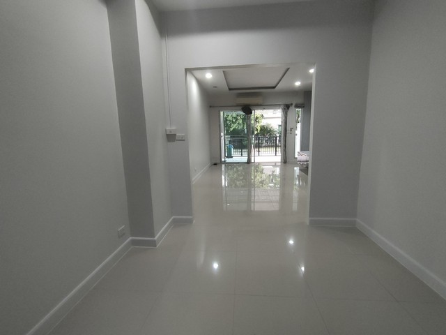 ขายพร้อมผู้เช่าทาวน์โฮม 3 ชั้น ม.วิสต้า ปาร์ค พระราม 2 Renovate ใหม่