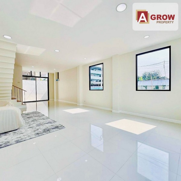 ขายโฮมออฟฟิศ ทำเลดี เดินทางสะดวกติดรถไฟฟ้า บ้านใหม่ไม่เสียค่าส่วนกลาง