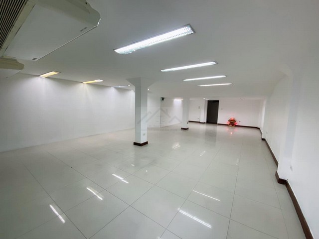 ให้เช่าตึก 5 ชั้น 2 คูหา ทำเลดี ติดถนนใหญ่  ติดทางลง MRT วงศ์สว่าง เหมาะค้าขาย ธุรกิจ ออฟฟิต Showroom