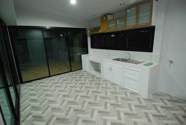 ให้เช่าโฮมออฟฟิศ 2 ชั้น 65 ตรว. 260 ตรม. โชคชัย 4 ซอย 56 หมู่บ้าน ต.รวมโชค ตกเเต่งสไตล์ LOFT เหมาะทำออฟฟิศ จอดรถได้มากถึง 8 คัน