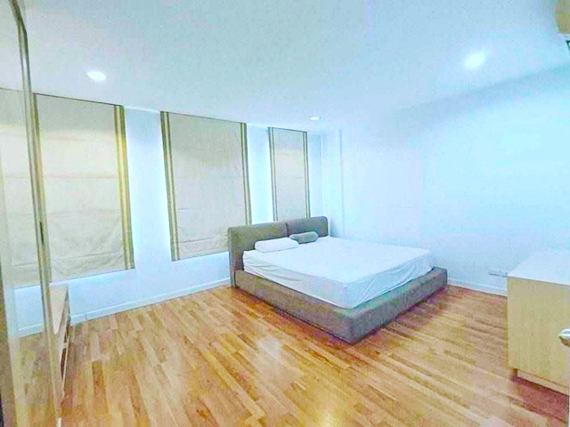 ราชมังคลากีฬาสถาน1 กม.พร้อมเฟอร์ แอร์ หัวหมาก19-23  กรุงเทพกรีฑา MR ศรีกรีฑา ใหญ่มาก! ให้เช่า ทาวน์เฮาส์ 3ชั้น 4นอน 20 ต.ร.วา. 5แอร์