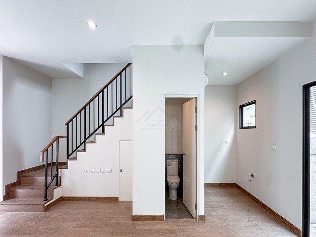 ขายทาวน์โฮม 3 ชั้น บ้านกลางเมือง พระราม 9-กรุงเทพกรีฑา (ตัดใหม่) ทำพื้น SPC และวอลเปเปอร์ใหม่ทั้งหลัง สวยพร้อมเข้าอยู่